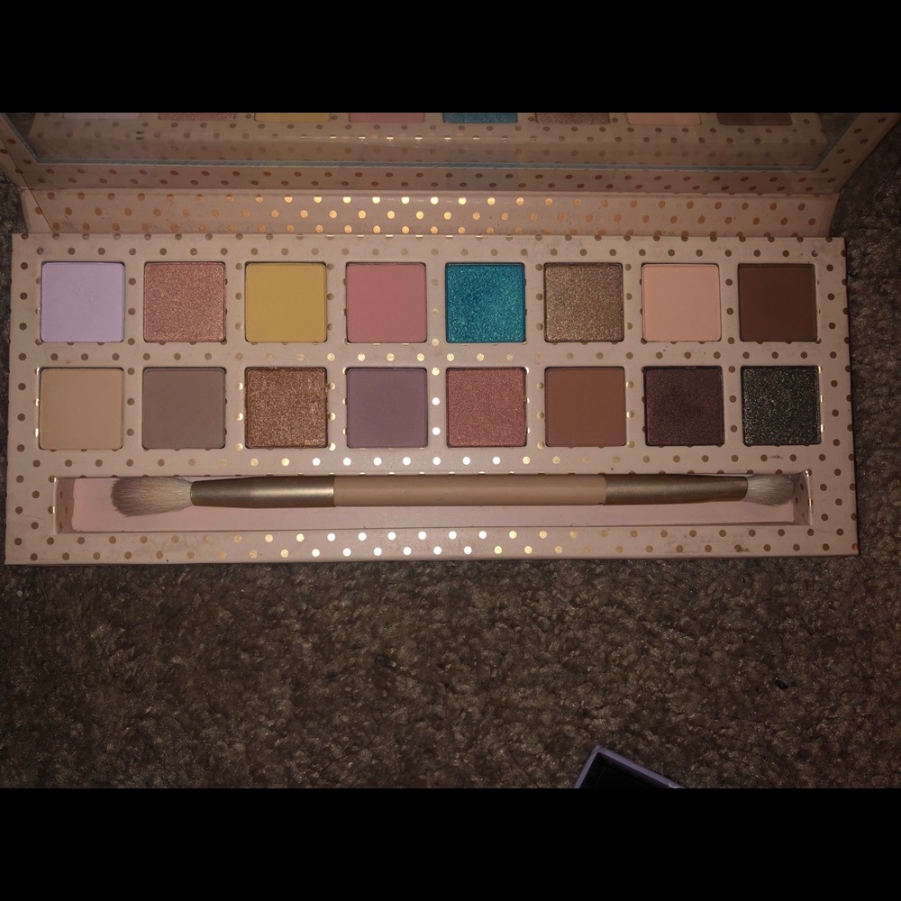 Kylie Cosmetics Take Me On Vacation Palette
